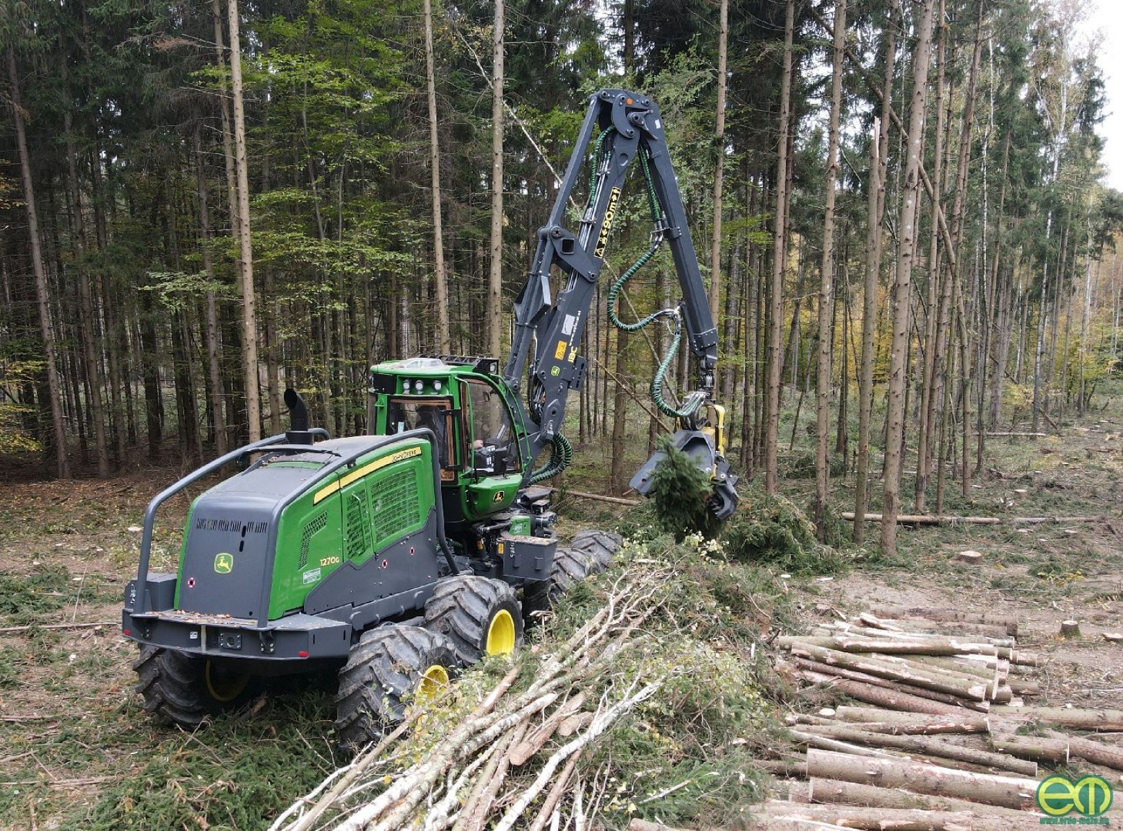 Az első fotók a Vas megyei John Deere erdészeti gépbemutatóról