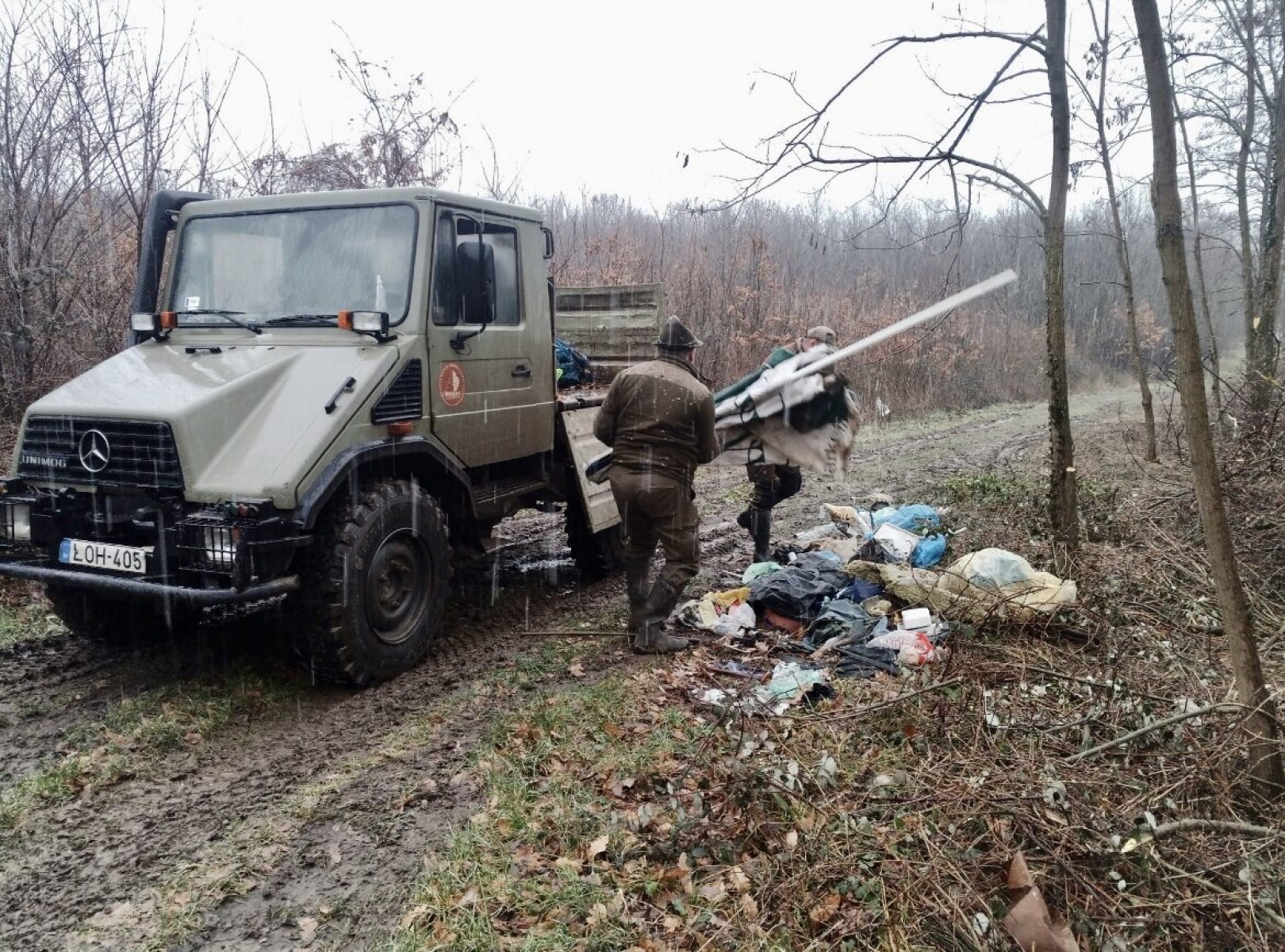 Erdészek majdnem 200 kg illegálisan lerakott hulladékot gyűjtöttek össze