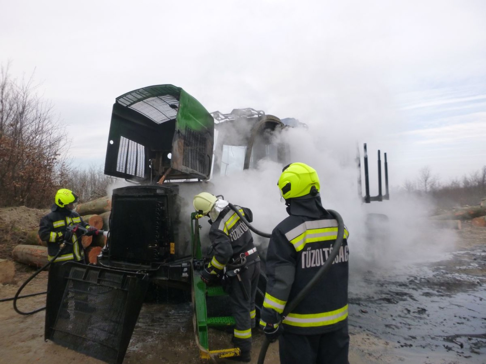 Újabb fotók a Zalában kiégett forwarderről