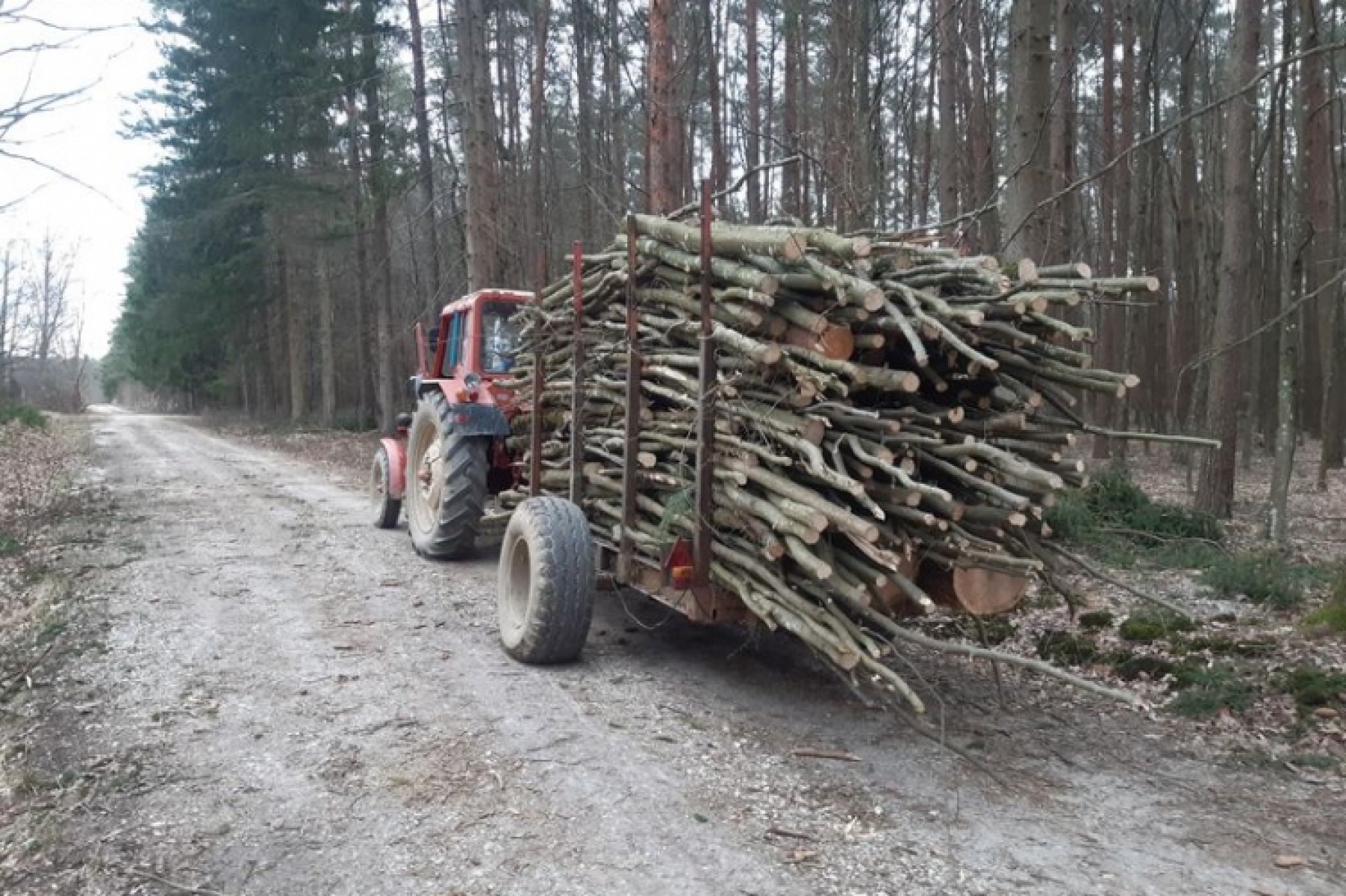 Leesett a kiközelítő pótkocsiról, elhunyt a férfi