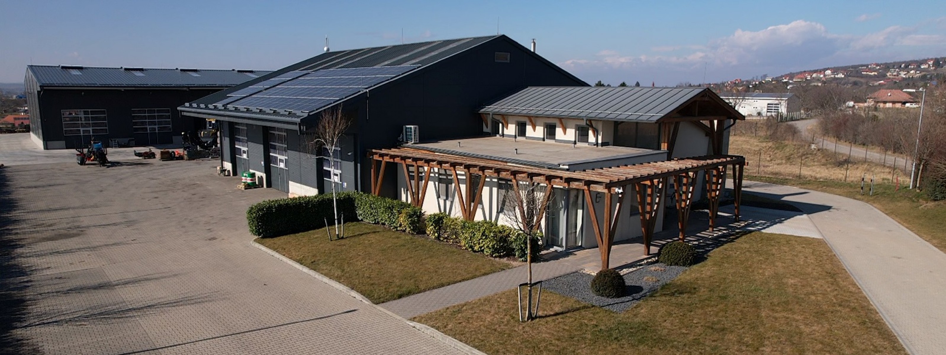 Fényező és szemcseszóró kabinnal is bővül a Forest Power új csarnoka
