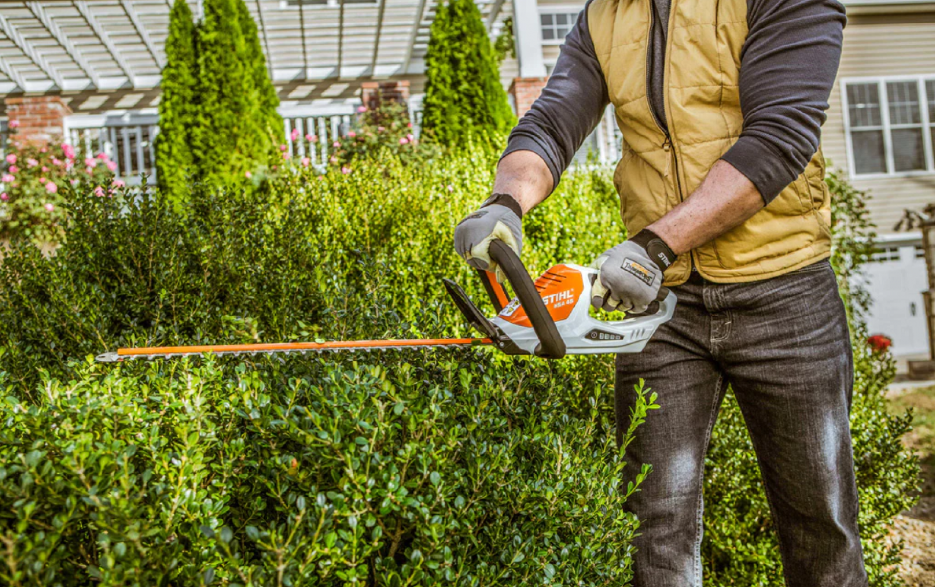 Cserélhető akkumulátorral érkezik a STIHL legújabb sövénynyírója