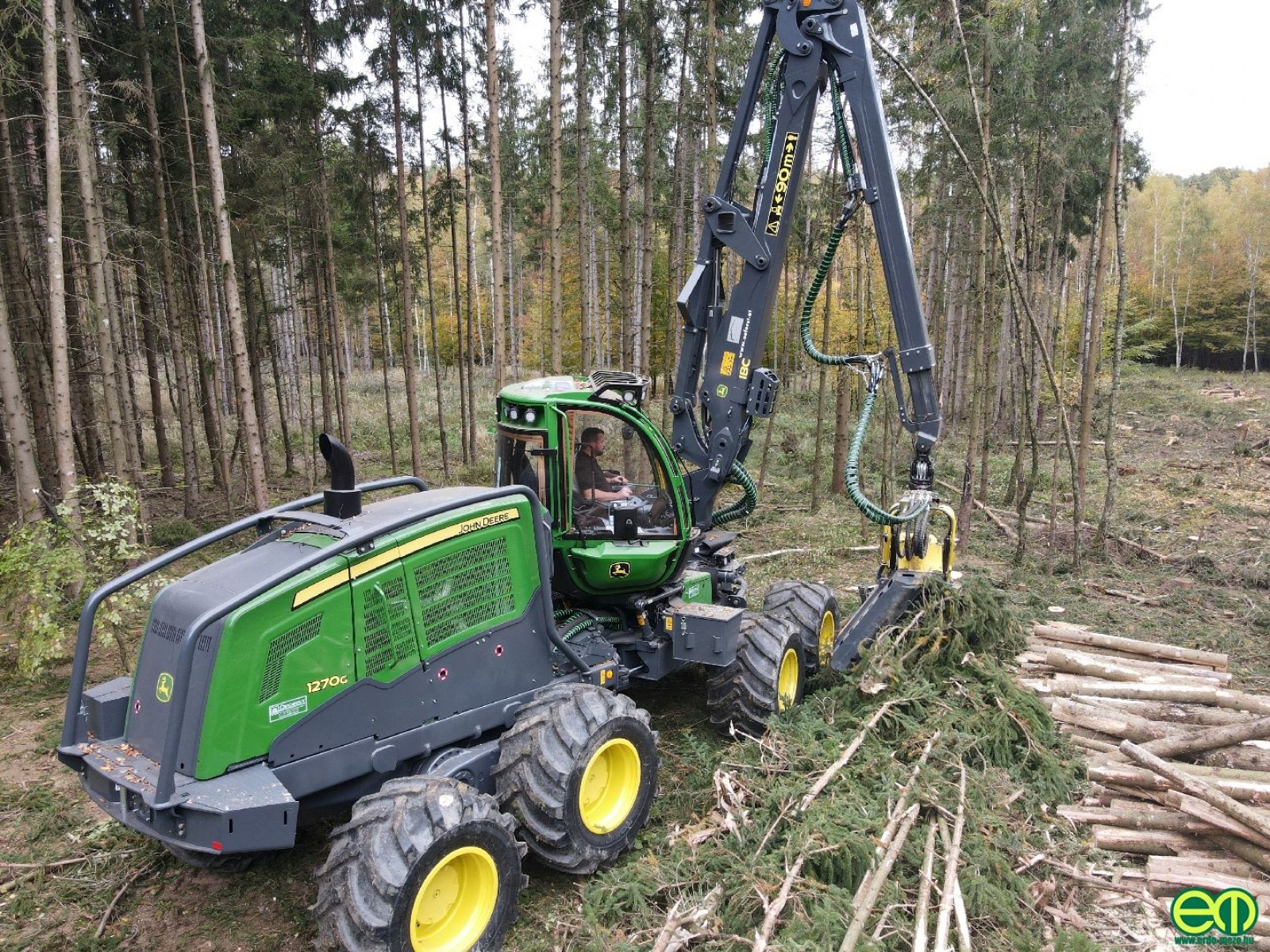 VIDEÓ: Megérkezett az első John Deere harvester a JG-Max Bt. telephelyére