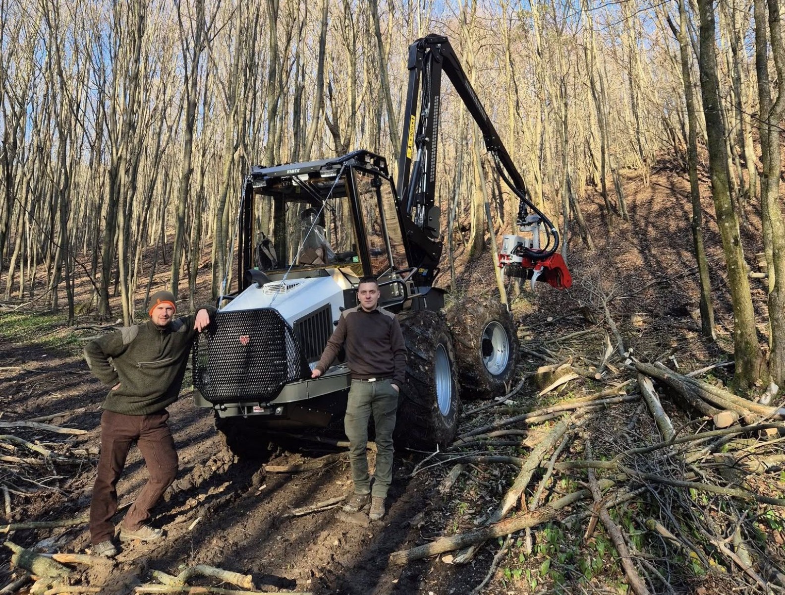 Munkába állt  a magyar erdőkben a Vimek 470 harvester 