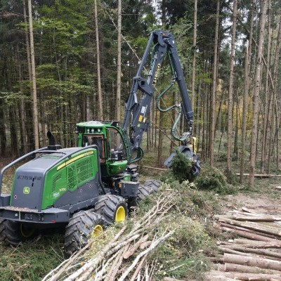 Az első fotók a Vas megyei John Deere erdészeti gépbemutatóról