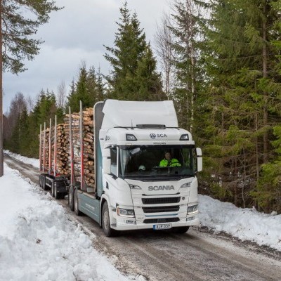 Elektromos rönkszállítót teszteltek erdei környezetben
