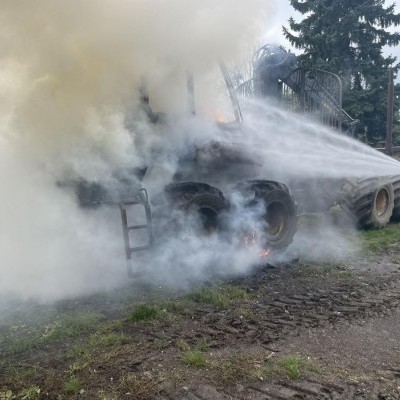 Kigyulladt forwarderhez hívták a tűzoltókat (KÉPEK)