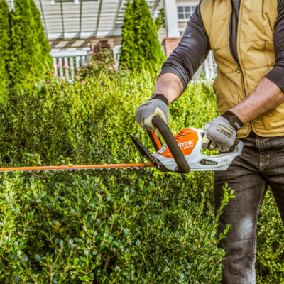 Cserélhető akkumulátorral érkezik a STIHL legújabb sövénynyírója