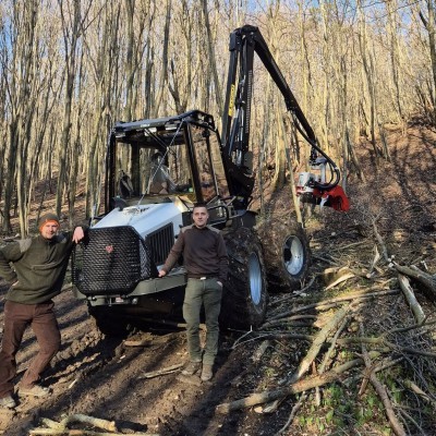 Munkába állt  a magyar erdőkben a Vimek 470 harvester 