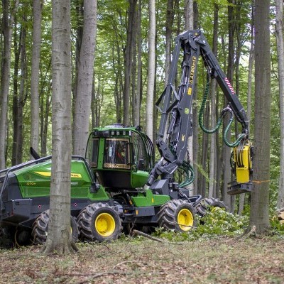 VIDEÓ: A John Deere legnagyobb harvestere először a magyar erdőkben