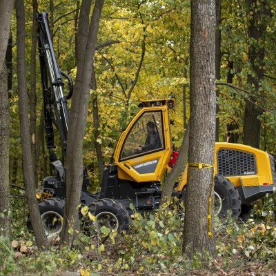 Erdészeti gépbemutató a karádi erdőben