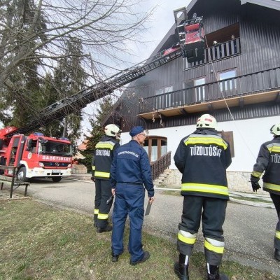 Tűzoltók lepték el a kaszói vadászházat